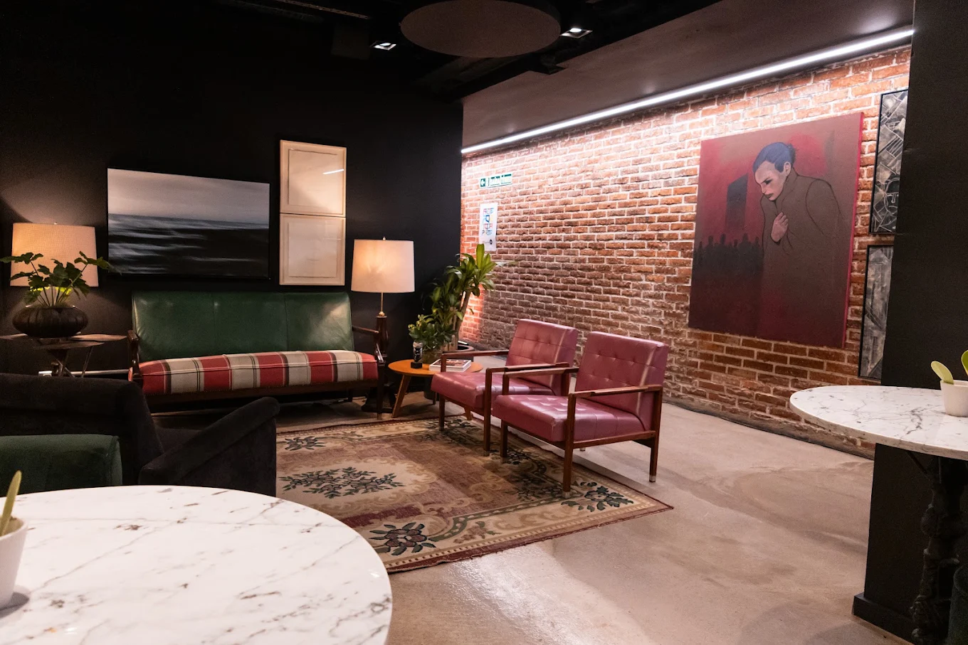 Lounge com parede de tijolos — HOC