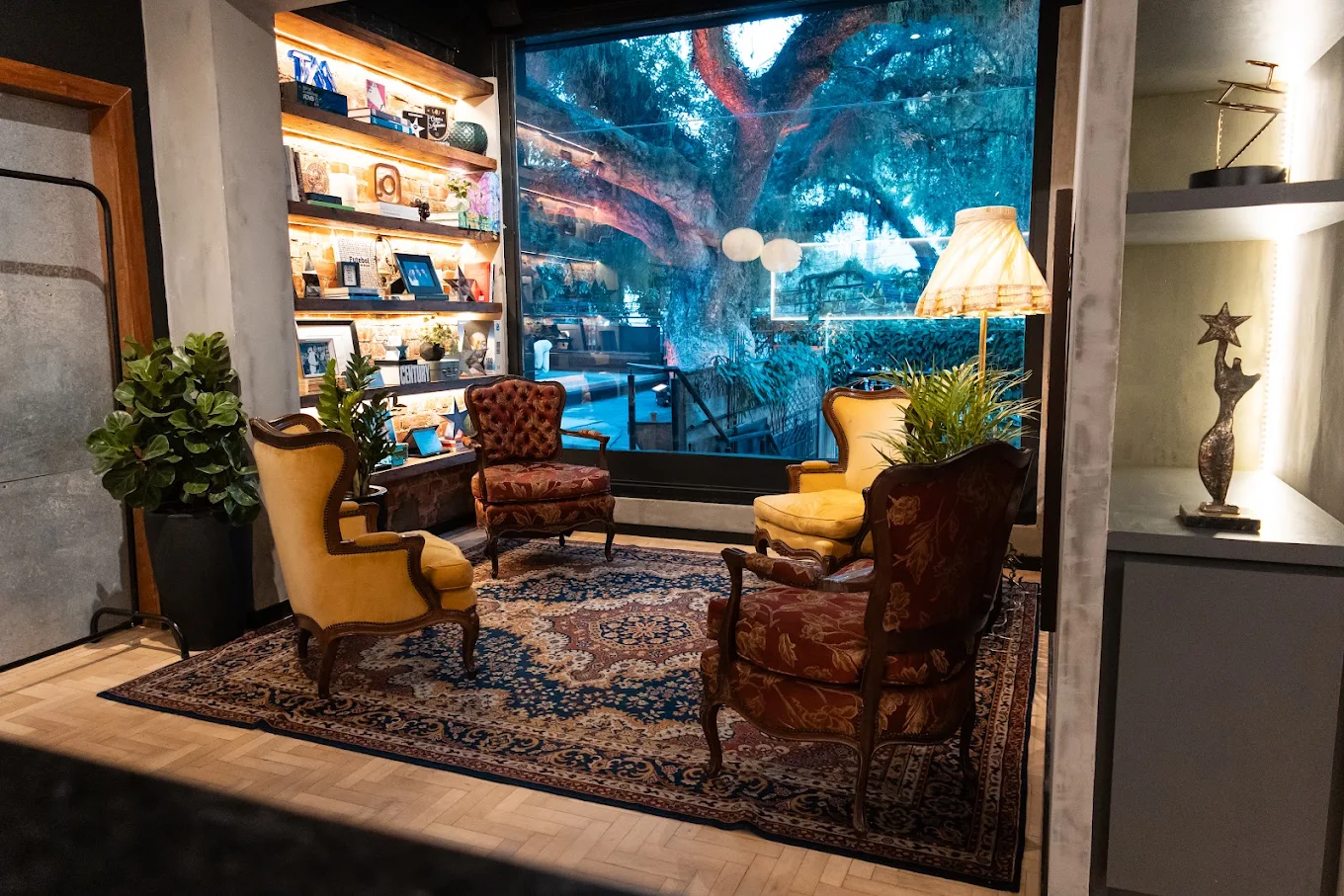Sala de estar com poltronas — HOC