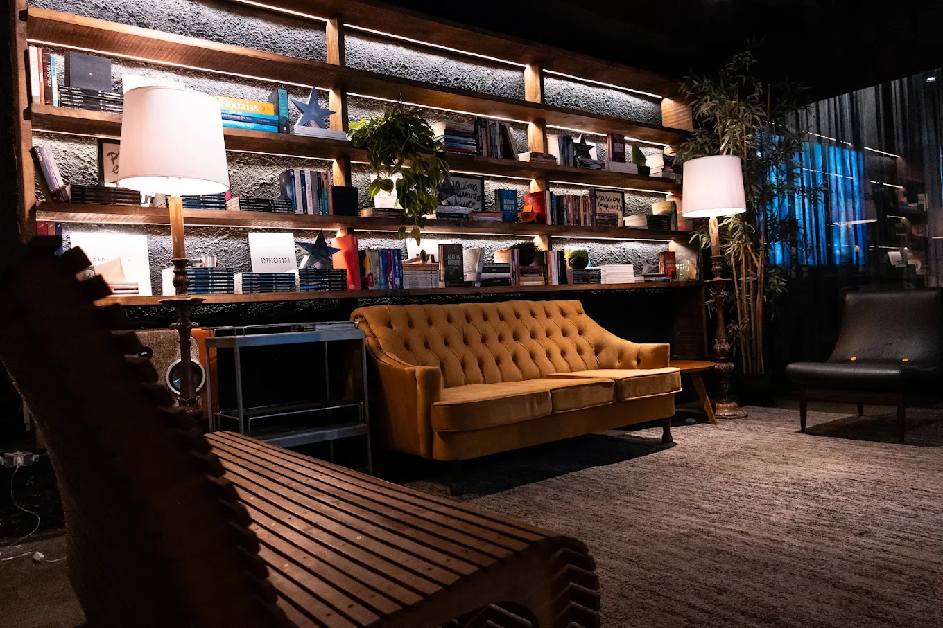Biblioteca e sofá — HOC
