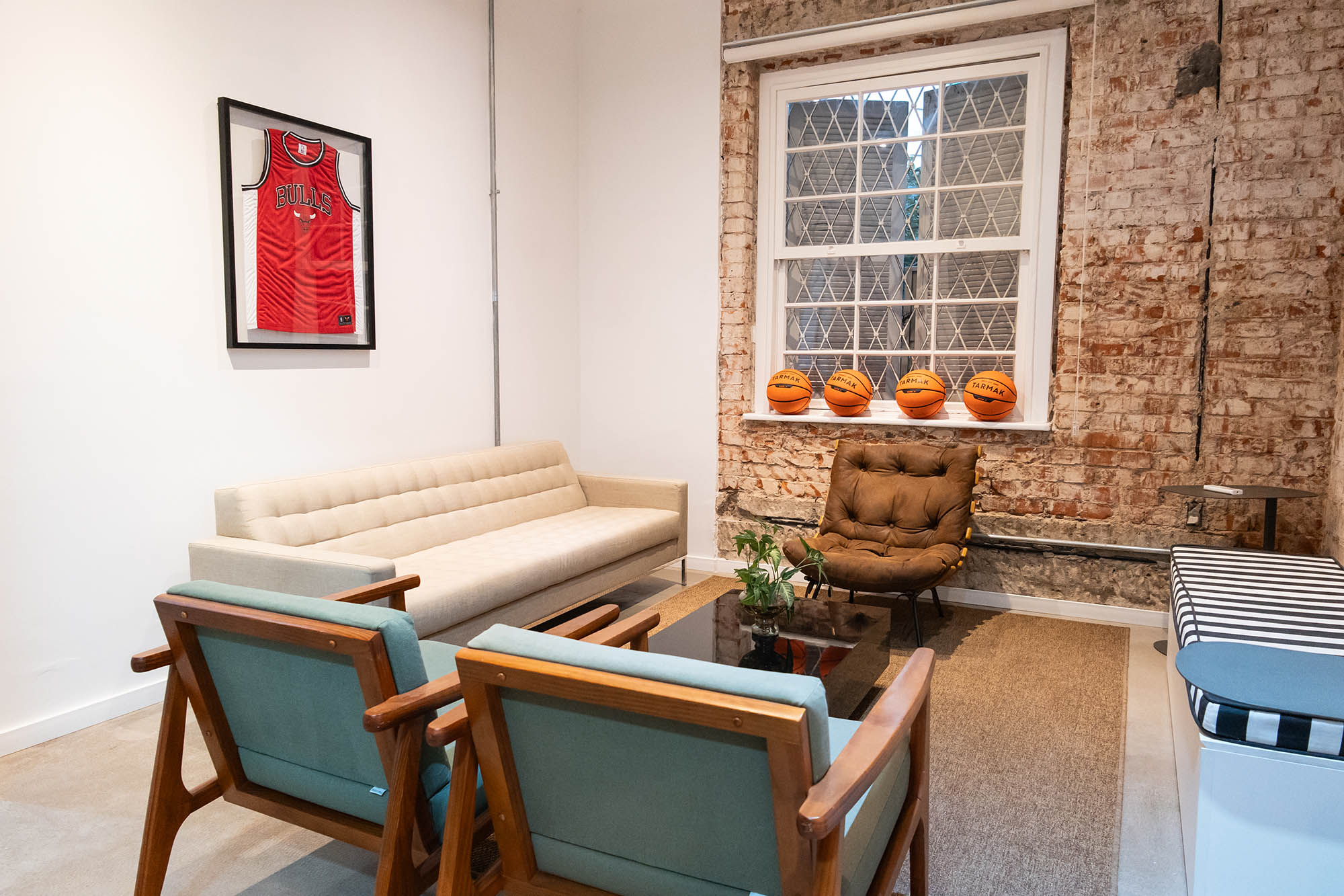 Sala de estar com poltronas verdes e camiseta dos Bulls — HOC